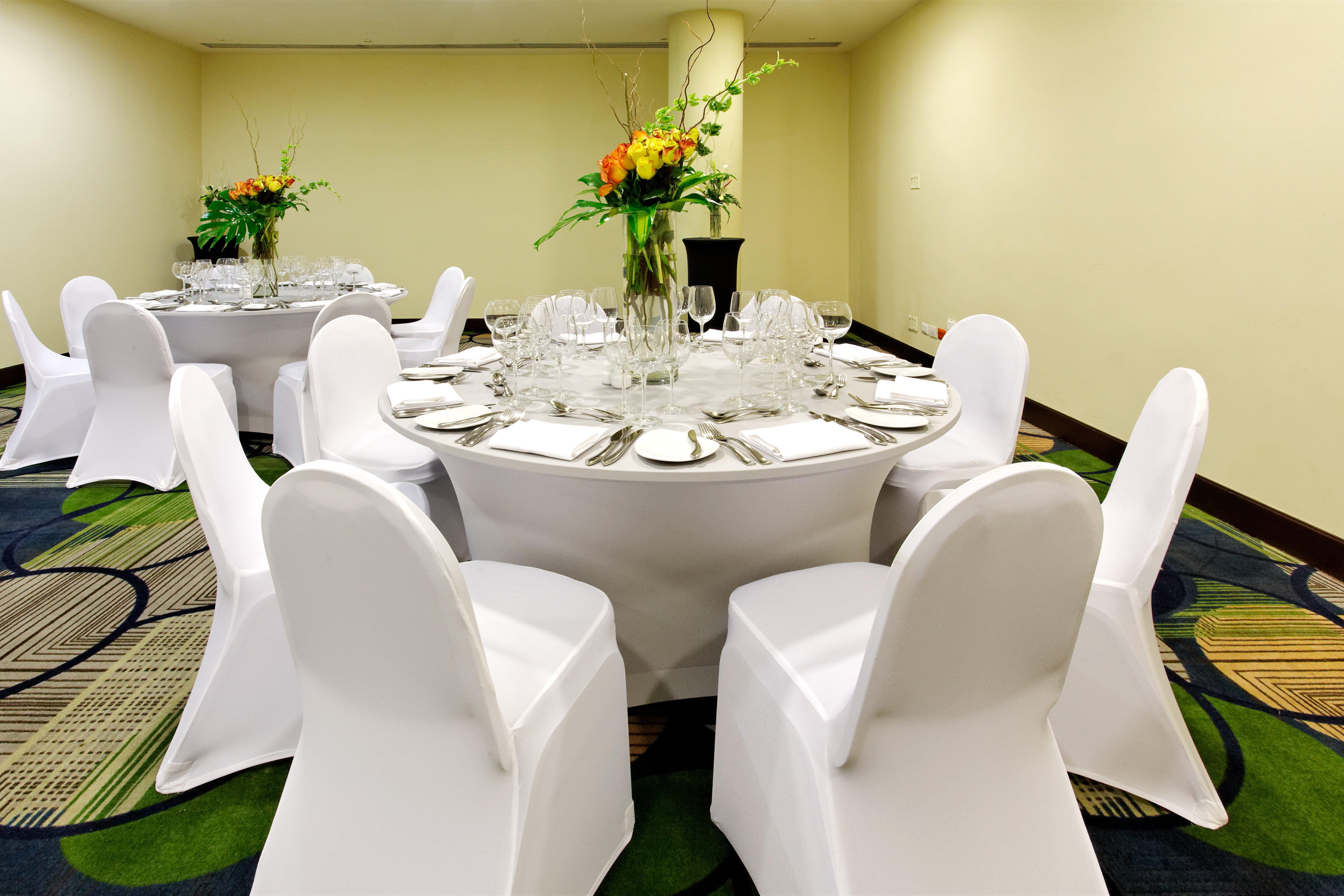 Holiday Inn Santo Domingo By Ihg Ngoại thất bức ảnh A table set for a formal dinner