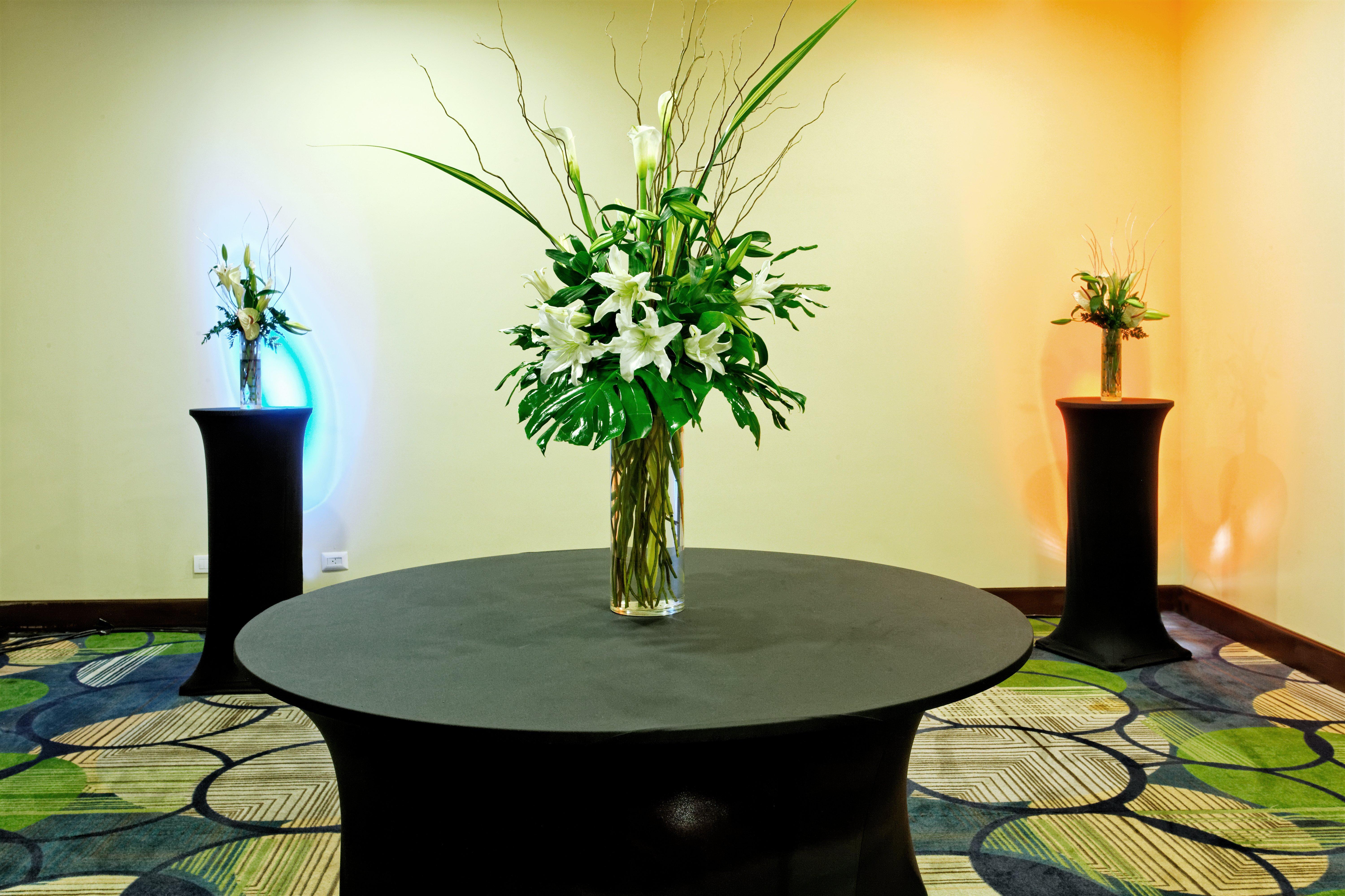 Holiday Inn Santo Domingo By Ihg Ngoại thất bức ảnh A cocktail table with a flower arrangement