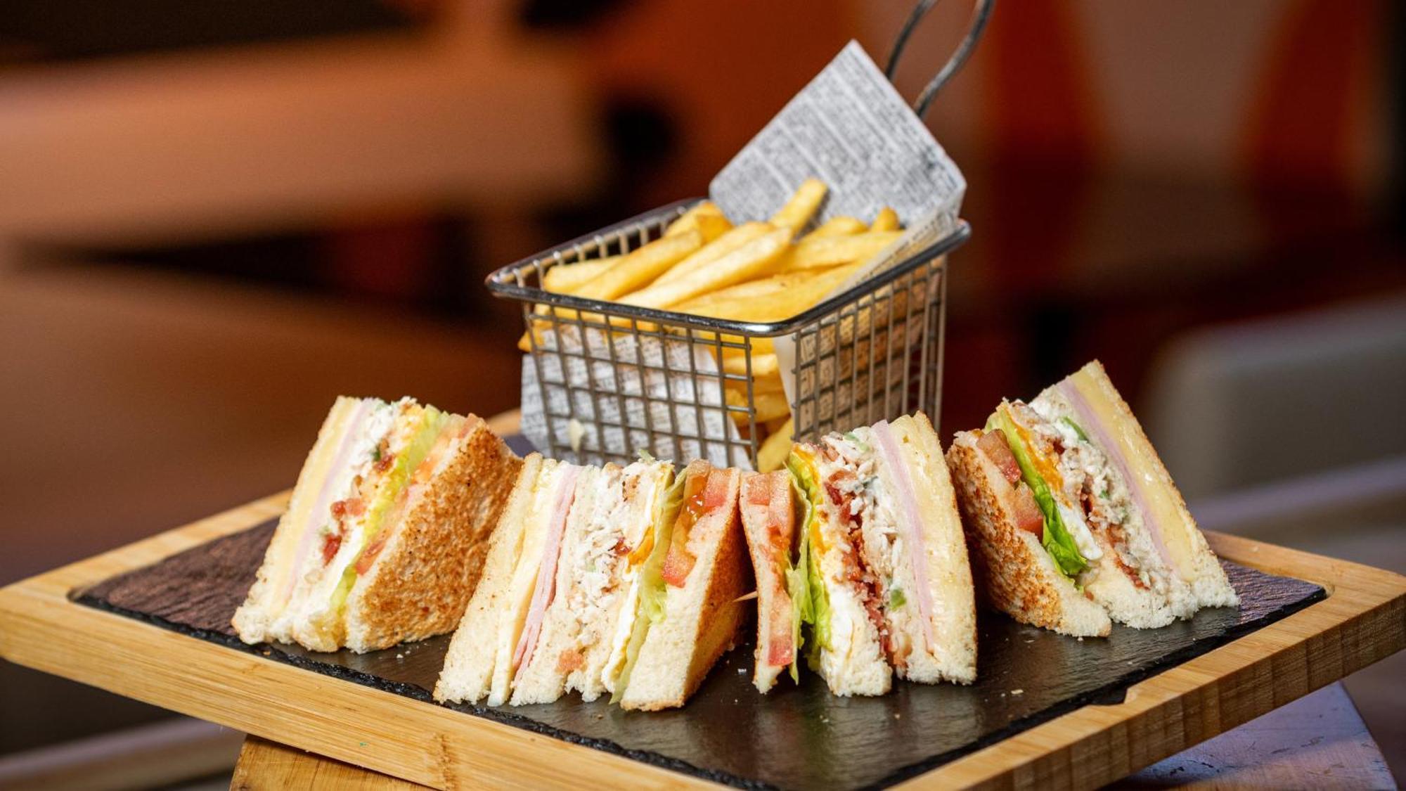 Holiday Inn Santo Domingo By Ihg Ngoại thất bức ảnh A club sandwich with chips
