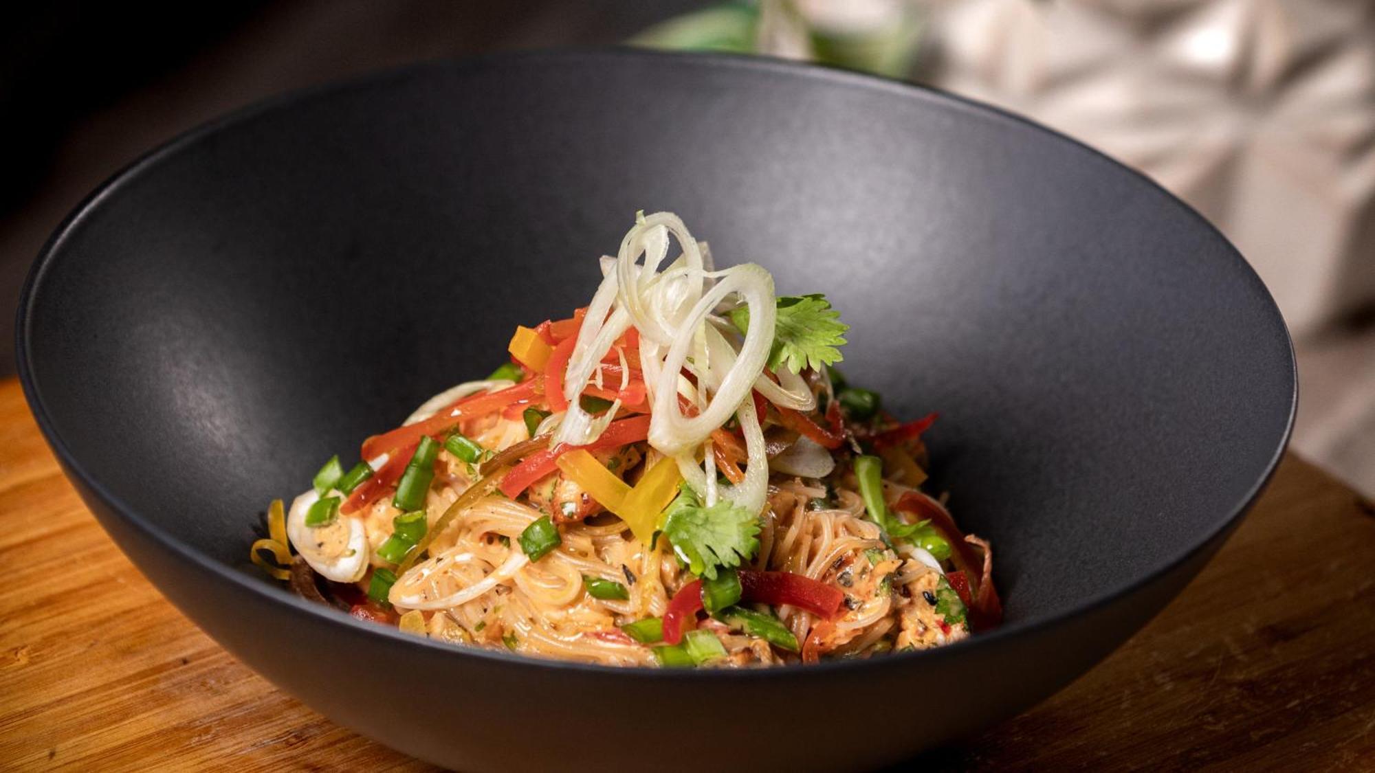 Holiday Inn Santo Domingo By Ihg Ngoại thất bức ảnh A bowl of Thai peanut chicken salad