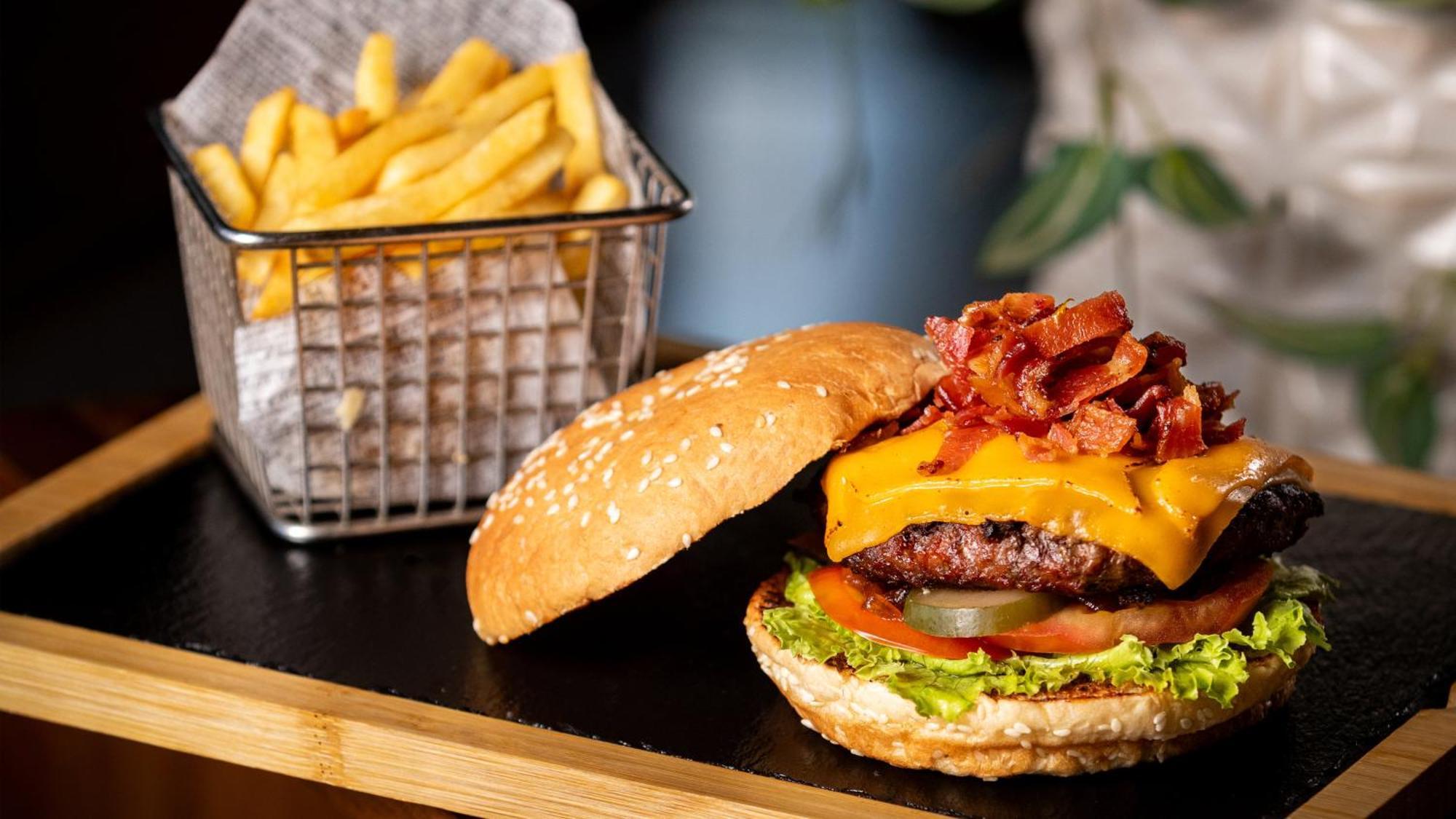 Holiday Inn Santo Domingo By Ihg Ngoại thất bức ảnh A cheeseburger with bacon