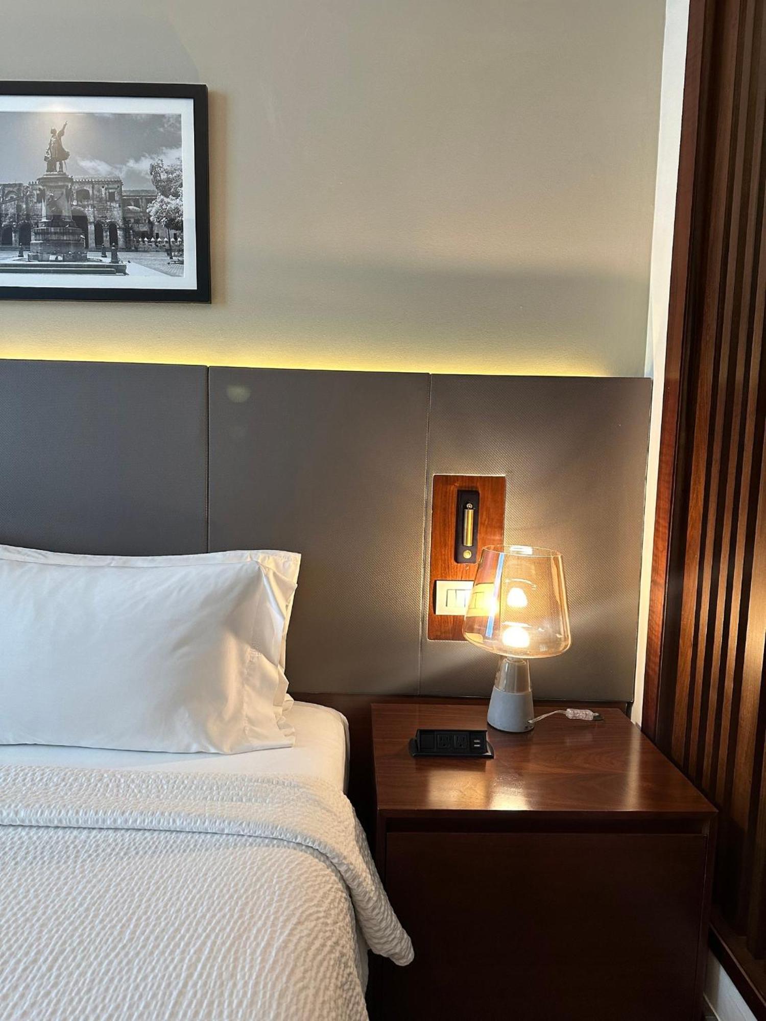 Holiday Inn Santo Domingo By Ihg Ngoại thất bức ảnh A bedside table with a lamp