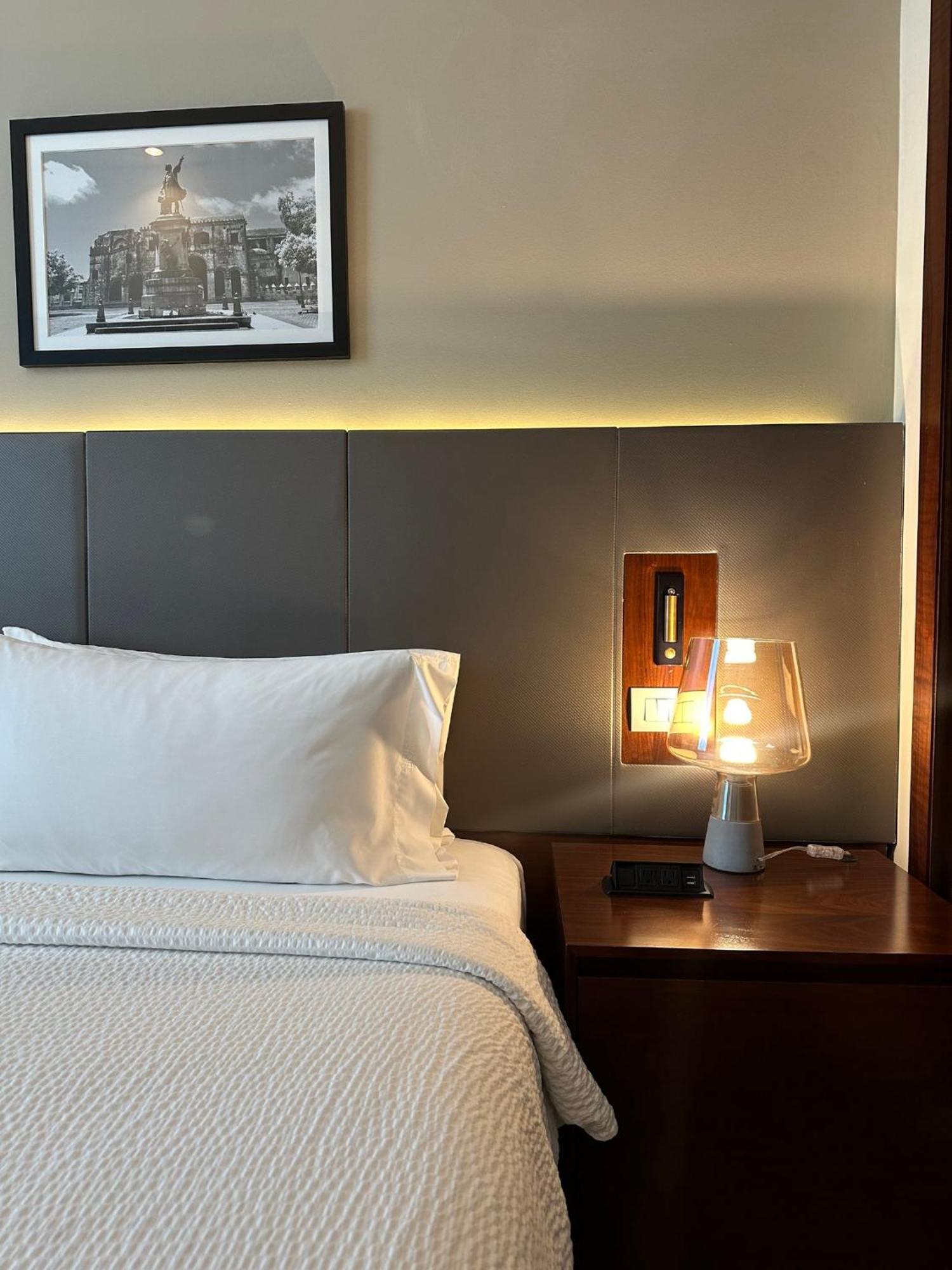 Holiday Inn Santo Domingo By Ihg Ngoại thất bức ảnh A bedside table