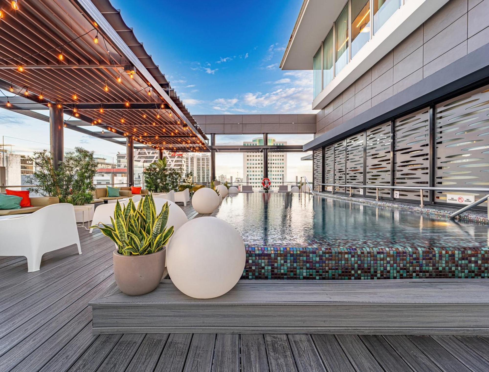 Holiday Inn Santo Domingo By Ihg Ngoại thất bức ảnh Rooftop pool at the hotel